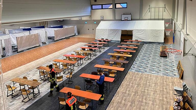 Die Freiwillige Feuerwehr Ochsenfurt hat gemeinsam mit weiteren Helferinnen und Helfern innerhalb weniger Stunden eine Turnhalle als Notunterkunft für Geflüchtete aus der Ukraine vorbereitet.