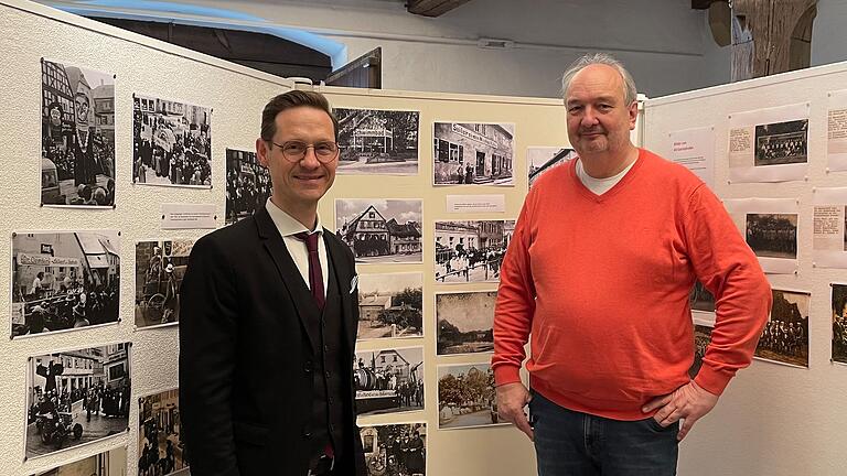 Das Stadtmuseum Gerolzhofen präsentiert Neuzugänge: Bürgermeister Thorsten Wozniak (Links) und Museumsleiter Klaus Vogt vor historischen Fotos.