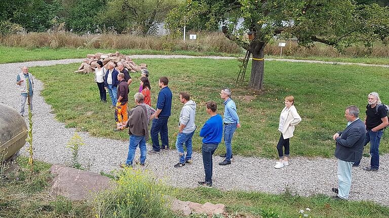 Einmal im Jahr kommen interessierte Vertreterinnen und Vertreter von Kommunen zusammen, um sich über 'Lebendige Grünflächen' auszutauschen, so wie hier in Marktheidenfeld.