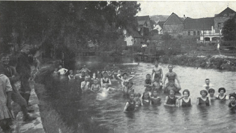 Reger Badebetrieb herrschte an heißen Sommertagen in der schönen, alten Badeschule. - Reger Badebetrieb herrschte an heißen Sommertagen in der schönen, alten Badeschule. Reger Badebetrieb herrschte an heißen Sommertagen in der schönen, alten Badeschule. - Reger Badebetrieb herrschte an heißen Sommertagen in der schönen, alten Badeschule.