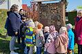 Kinder und Erzieherinnen des Kindergartens zusammen mit Bürgermeisterin Thea Kohlroß.&nbsp;