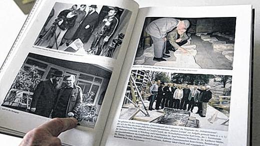 Arbeit im Bild: Zahlreiche Fotografien im Einleitungsband dokumentieren die Erforschung und Bearbeitung der Grabsteine.S: THERESA MÜLLER
