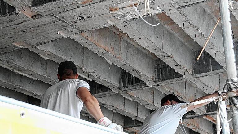 Die Entkernung ist schwere Handarbeit. Im Juni hilft ein Kran, der auf der Schultesstraße aufgestellt wird.