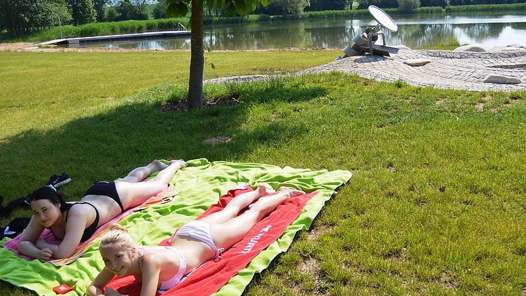 Die Stille genießen vor dem großen Ansturm: Sophie Amberg und Lisa Blau aus dem benachbarten Mendhausen genießen wenige Tage vor Beginn der Pfingstferien die Ruhe am Irmelshäuser Badesee.