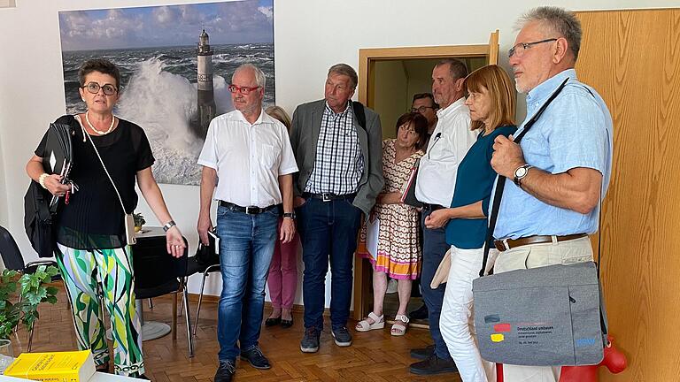 Im früheren Jobcenter waren selbst nach dem notdürftigen Umbau die Böden so schief, dass Bürostühle von alleine wegrollten. Das konnten die Mitglieder des Kreisausschusses bei einem Rundgang im Sommer sehen. Im früheren Jobcenter waren selbst nach dem notdürftigen Umbau die Böden so schief, dass Bürostühle von alleine wegrollten. Das konnten die Mitglieder des Kreisausschusses bei einem Rundgang im Sommer sehen.