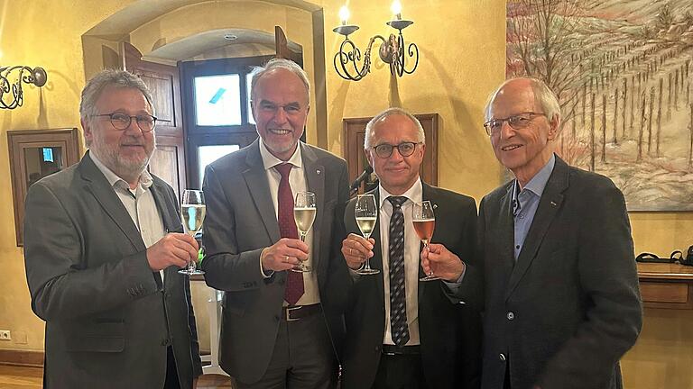 Dr. Rainer Schäfer, Walter Herberth und Prof. Ernst Engelke (rechts) verabschieden Günther Schuhmann (2. von rechts).