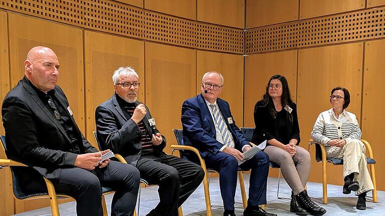 Über „Bestattungskultur im Umbruch“ diskutierten (von links) Bestattungsunternehmer Rüdiger Fehr (Apfelbacher & Fehr), der katholische Diakon Christoph Glaser, Hospizvereinsvorsitzender Reinhard Höhn, Bestatterin Julia Meder (Bestattungen Meder) und die evangelische Pfarrerin Jacqueline Barraud-Volk.       -  Über „Bestattungskultur im Umbruch“ diskutierten (von links) Bestattungsunternehmer Rüdiger Fehr (Apfelbacher & Fehr), der katholische Diakon Christoph Glaser, Hospizvereinsvorsitzender Reinhard Höhn, Bestatterin Julia Meder (Bestattungen Meder) und die evangelische Pfarrerin Jacqueline Barraud-Volk.