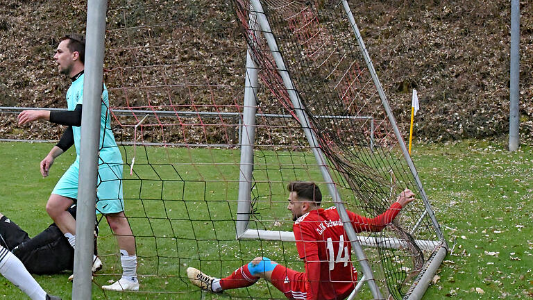 Die Rhöner Fußball-Nachlese - Gut für die SG Oerlenbach/Ebenhausen, dass in dieser Szene nur Schondras Yanik Berberich, aber nicht der Ball im SG-Tor lag. Die Rhöner Fußball-Nachlese - Gut für die SG Oerlenbach/Ebenhausen, dass in dieser Szene nur Schondras Yanik Berberich, aber nicht der Ball im SG-Tor lag.