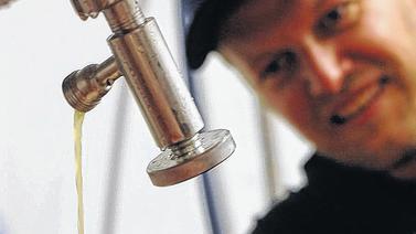Müller beim Zapfen einer Probe aus einem der Gärtanks. Müller beim Zapfen einer Probe aus einem der Gärtanks.