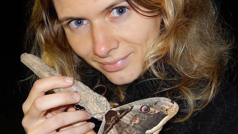 Britta Uhl mit Großem Nachtpfauenauge Britta Uhl mit Großem Nachtpfauenauge