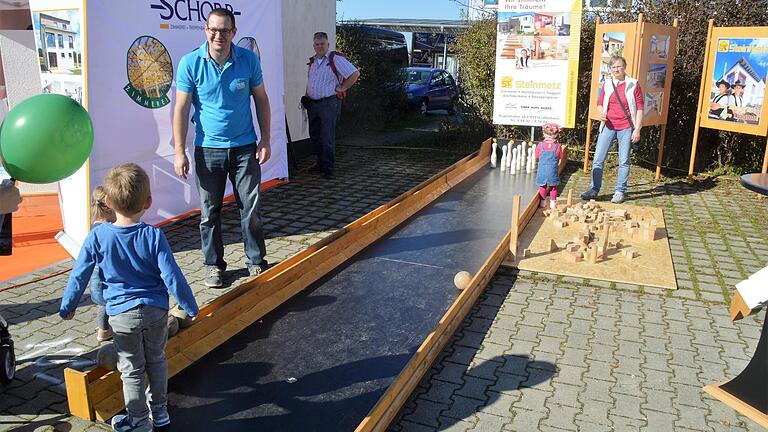 Rund 200 Aussteller präsentierten beim zehnten Scheinfelder Holztag die Vielfalt des wertvollen Rohstoffes. Goldenes Oktoberwetter dürfte die erwarteten 10 000 Besucher beschert haben.