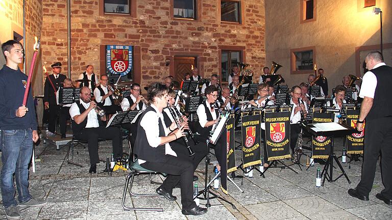 Bei einem Serenaden-Konzert spielte der Musikverein Hochhausen im Grünauer Hof vor mehr als 200 Besuchern ein breites Repertoire an Blasmusik.&nbsp;