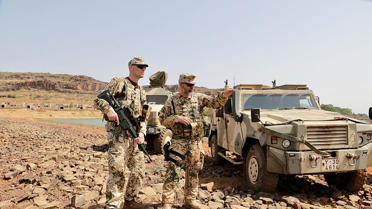 Europäische Ausbildungsmission in Mali (EUTM), deutsches Kontingent. Seit April Kontingentführer Oberstleutnant Florian Schleiffer. Er lebt in Schönau an der Brend (Lkr. Rhön-Grabfeld), sein Heimat-Bundeswehr-Standort ist die 10. Panzerdivision in Veitshöchheim.