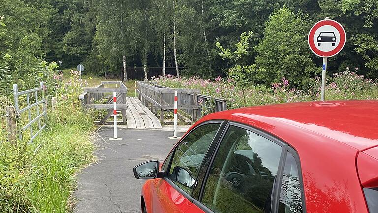 'Off limits' für Pkw, Lkw und Traktoren gilt demnächst auch für die neu zu errichtende Radfahrer- und Fußgängerbrücke über die Sinn in Wernarz. Foto: Hans-Peter Ehrensberger       -  'Off limits' für Pkw, Lkw und Traktoren gilt demnächst auch für die neu zu errichtende Radfahrer- und Fußgängerbrücke über die Sinn in Wernarz. Foto: Hans-Peter Ehrensberger