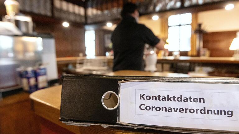 Gehört in Bayern bald der Vergangenheit an: Die Erfassung der Kontaktdaten von Gästen, etwa in der Gastronomie oder bei kulturellen Veranstaltungen.