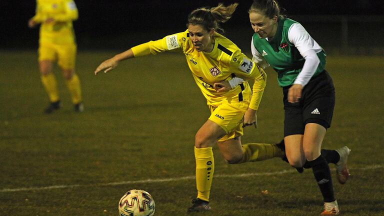 Christina Neufeld von den Würzburger Kickers (links) im Zweikampf mit Marie Glos vom FC 05 Schweinfurt. Im BFV-Pokal der Frauen setzten sich die Schweinfurterinnen durch und zogen ins Viertelfinale auf Landesebene ein.