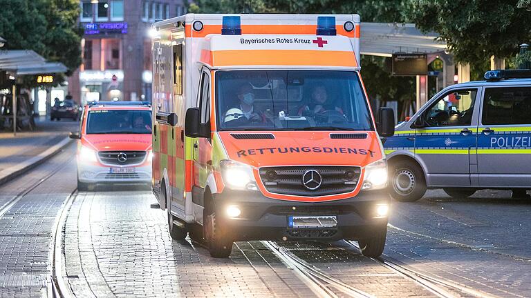 Rettungswagen und Polizeiautos am 25. Juni 2021 in der Innenstadt am Tatort.