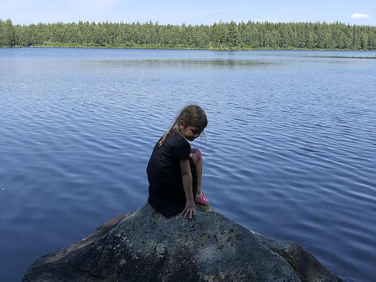 Tochter Elfi Gerberich am See Tiken bei Tingsryd in Südschweden. Tochter Elfi Gerberich am See Tiken bei Tingsryd in Südschweden.