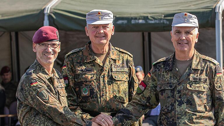 Brigadegeneral Michael Matz (Mitte) hat das Kommando für Lehre/ Ausbildung an der Infanterieschule sowie das Amt des Standortältesten von Oberst Stefan Leonhard (rechts) an Oberst Andreas Reyer (links) übergeben.&#160;&#160;       -  Brigadegeneral Michael Matz (Mitte) hat das Kommando für Lehre/ Ausbildung an der Infanterieschule sowie das Amt des Standortältesten von Oberst Stefan Leonhard (rechts) an Oberst Andreas Reyer (links) übergeben.&#160;&#160;