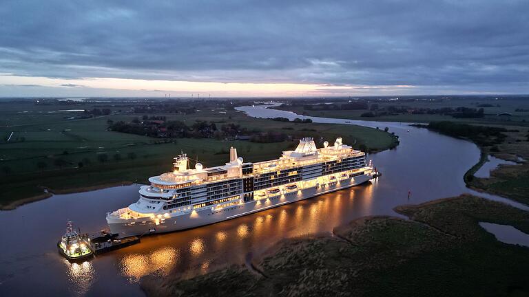 Luxusliners 'Silver Ray'.jpeg       -  Der Luxusliner 'Silver Ray' auf der Ems vor Leer.