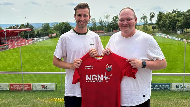 Der TSV Aubstadt (rechts Vorstandsmitglied Stefan Abschütz) hat Creighton Braun verpflichtet.