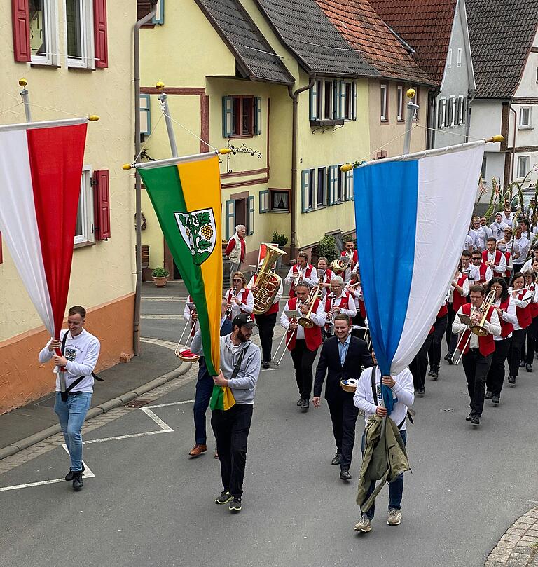 Über 50 junge, unverheiratete Männer nahmen am diesjährigen Eierlauf in Remlingen teil. Traditionell treffen sich die jungen Burschen nach dem Einsammeln der eier am Ostermontag am Schafstall um in einem festlichen Festzug mit der Kapelle Auftakt zum Marktplatz zu ziehen.
