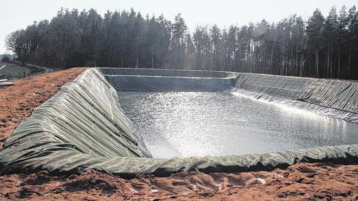 Bergsee: Auf 389 Meter Höhe liegt das 4000 Quadratmeter große Speicherbecken des Christbaumerzeugers Uwe Klug bei Mittelsinn im Gebiet &bdquo;Winterleite&ldquo;. In knapp drei Monaten wird der Teich gefüllt sein, mit dann etwa 10 000 Kubikmeter Wasser.