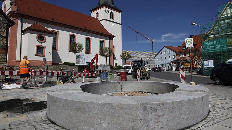 Fleißig gewerkelt wird derzeit in Stadtlauringen rund um den Kirchplatz und die Ortsdurchfahrt. Fleißig gewerkelt wird derzeit in Stadtlauringen rund um den Kirchplatz und die Ortsdurchfahrt.