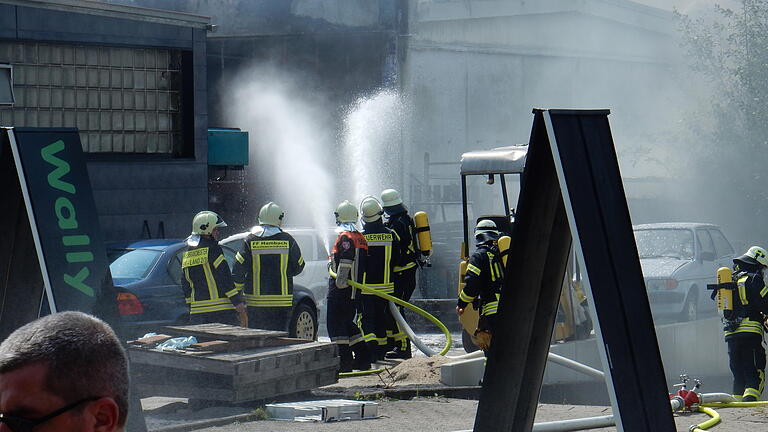 Großbrand mit Explosionen in Dittelbrunn