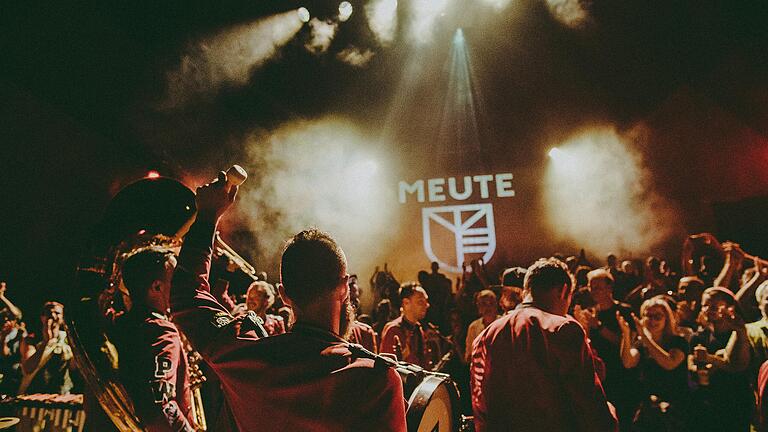 Party in der Tauberphilharmonie: 'Meute' marschiert durch die Menge. Party in der Tauberphilharmonie: 'Meute' marschiert durch die Menge.