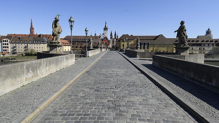 Trotz blauem Himmel und Sonnenschein: Die Alte Mainbrücke ist aktuell menschenleer. Doch auch ohne sein Wahrzeichen hat Würzburg aktuell noch einiges zu bieten.