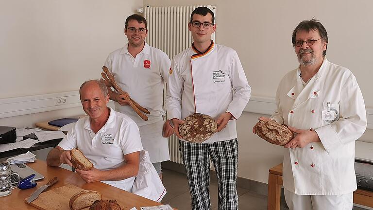 Die Brotprüfung musste in diesem Jahr unter Ausschluss der Öffentlichkeit stattfinden. Das Foto zeigt (von links) Brotprüfer Manfred Stiefel, Florian Schmitt, Christoph Schmitt (beide Schmitt's Backstube) und stellvertretenden Obermeister Heribert Hedrich.