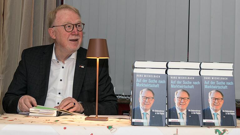 Bei der Buchvorstellung in Gemünden: Nach 43 Jahren als Unternehmer in der Politik hat Hans Michelbach seine Erlebnisse in dem Buch 'Auf der Suche nach Marktwirtschaft' zusammengefasst. Bei der Buchvorstellung in Gemünden: Nach 43 Jahren als Unternehmer in der Politik hat Hans Michelbach seine Erlebnisse in dem Buch 'Auf der Suche nach Marktwirtschaft' zusammengefasst. 