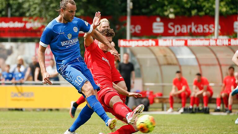 Guðmundur Steinn Hafsteinsson (links) setzte sich auch in dieser Spielszene gegen Sebastian Marx vom ATSV Erlangen durch. Der Isländer erzielte sein drittes Saisontor für den FV 04 Würzburg, der das letzte Saisonspiel in der Fußball-Bayernliga Nord auf der Sepp-Endres-Sportanlage an der Mainaustraße mit 5:1 gewann. Der höchste Saisonsieg genügte den Blauen aber nicht: Sie müssen in der Bayernliga-Relegation ran.