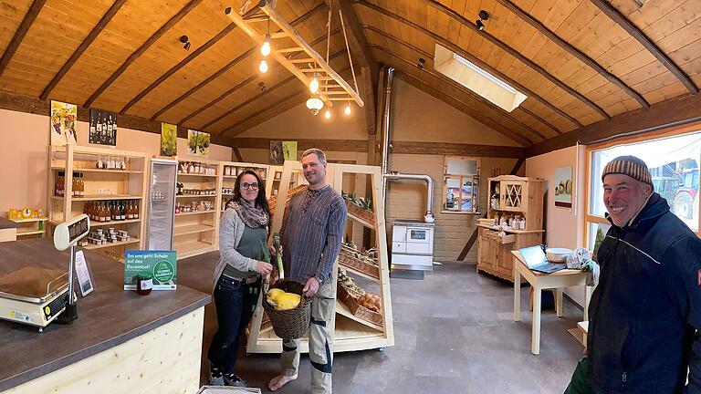 Alles aus der eigenen Hände Arbeit entstanden: Jeannette Kähler, Martin und Hans Schleyer haben Grund, sich über ihr „Bio-Haus“ zu freuen.&nbsp;