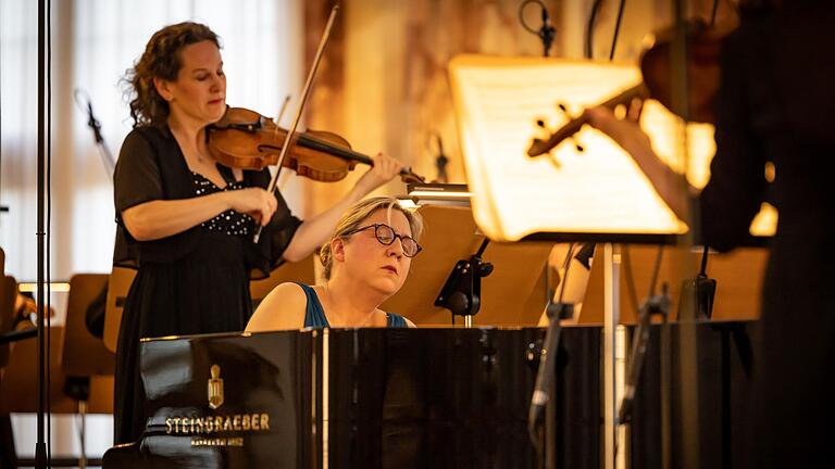 Zwei Ausnahmemusikerinnen: Konzertmeisterin Malin Broman und Pianistin Ragna Schirmer mit dem Ostrobothnian Chamber Orchestra im Kaisersaal.