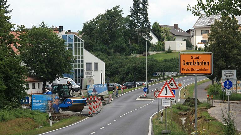 Zur Anbindung der Keltenstraße (links im Bild) als Zufahrt zum Baugebiet 'Am Nützelbach II' wird auf der Schallfelder Straße, kurz hinter dem Ortsschild eine Linksabbiegerspur gebaut. Zur Anbindung der Keltenstraße (links im Bild) als Zufahrt zum Baugebiet 'Am Nützelbach II' wird auf der Schallfelder Straße, kurz hinter dem Ortsschild eine Linksabbiegerspur gebaut.