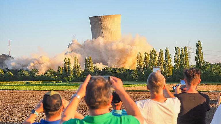 Gegen 20 Uhr wurden die Schaulustigen für das lange Warten belohnt: Die Kühltürme fallen in sich zusammen.