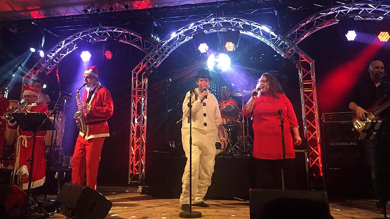 Front-'Schneemann' Frank 'Katsche' Greier und die Band 'Spinnich' sorgten wie in den vergangenen Jahren mit ihrer 'X-Max-Bluesparty' in der 'Wollbacher Halle' für eine Super-Stimmung unter den jungen wie nicht mehr ganz 'taufrischen' Besuchern. Der Rhythmus ging mächtig ins Blut.