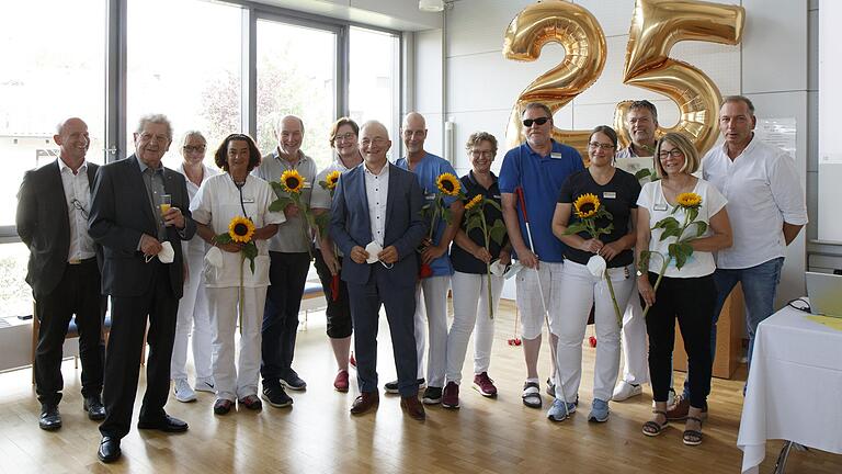 Feierten 25-jähriges Bestehen der Geriatrischen Rehabilitationsklinik, im Bild (von links) Andreas Zenker (Kaufmännische Leitung), Herbert Franz (Ehrenvorsitzender des AWO Bezirksverband Unterfranken), Dr. Kathrin Tatschner (Chefärztin), Susanne Sachs, Michael Heß, Dorothee Grauer&nbsp; Mitarbeitende der Klinik), Martin Ulses (Bezirksgeschäftsführer der AWO Unterfranken), Holger Spekkers, Gerlinde Apel, Arnold Grötzinger, Mareike Marten, Gerald Metz-Bartsch, Susanne Nätscher und Martin Kramer ( Mitarbeitende der Klinik).