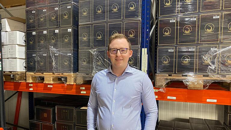 Unternehmer Alexander Schmidt vor den fertig verpackten Shishas im Lager. Unternehmer Alexander Schmidt vor den fertig verpackten Shishas im Lager.