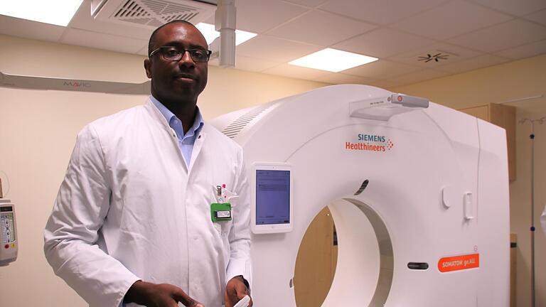 Uchenna Mgbor, Chefarzt der radiologischen Abteilung im St.-Elisabeth-Krankenhaus, bedient den neuen Computertomographen.       -  Uchenna Mgbor, Chefarzt der radiologischen Abteilung im St.-Elisabeth-Krankenhaus, bedient den neuen Computertomographen.