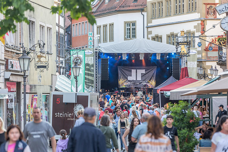 Auch in diesem Jahr waren eigentlich wieder zahlreiche Besucher beim Stadtfest in der Innenstadt von Kitzingen erwartet worden. Für Samstag und Sonntag ist abgesagt worden - wegen des Wetters. Auch in diesem Jahr waren eigentlich wieder zahlreiche Besucher beim Stadtfest in der Innenstadt von Kitzingen erwartet worden. Für Samstag und Sonntag ist abgesagt worden - wegen des Wetters. 