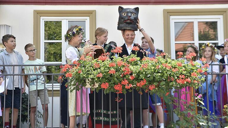 Imran Modrov verbarg sich unter dem Katzenkopf. Unter dem Kopf der Bauersfrau steckte Larissa Volk (links daneben) Imran Modrov verbarg sich unter dem Katzenkopf. Unter dem Kopf der Bauersfrau steckte Larissa Volk (links daneben)