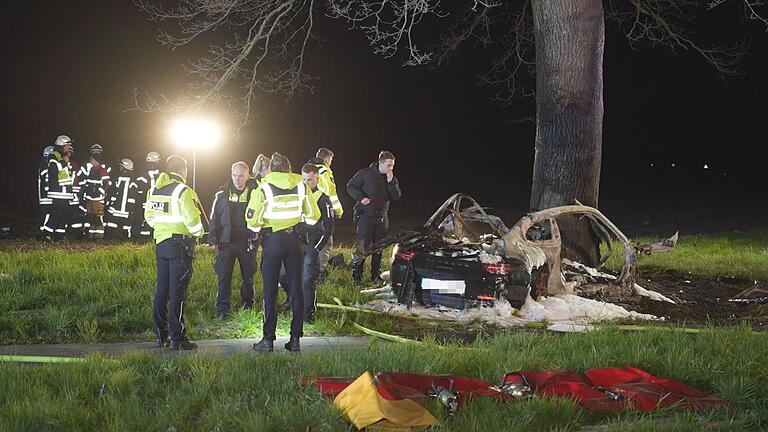 Zwei 17-Jährige prallen mit Sportwagen gegen Baum und sterben - Das Auto prallte frontal gegen einen Baum. Zwei 17-Jährige prallen mit Sportwagen gegen Baum und sterben - Das Auto prallte frontal gegen einen Baum.