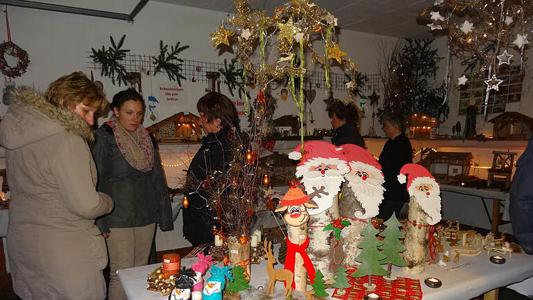 Der Advents- und Weihnachtsmarkt in Langenleiten ist mehr als ein Markt mit Verkaufsständen. Er findet am Samstag, 19., und Sonntag, 20. November, statt. An beiden Tagen wird die Dorfstraße zur Fußgängerzone. Foto: Marion Eckert       -  Der Advents- und Weihnachtsmarkt in Langenleiten ist mehr als ein Markt mit Verkaufsständen. Er findet am Samstag, 19., und Sonntag, 20. November, statt. An beiden Tagen wird die Dorfstraße zur Fußgängerzone. Foto: Marion Eckert