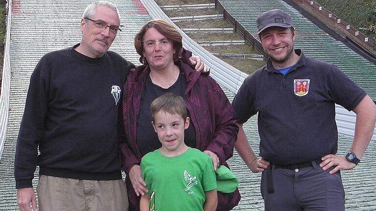 Maximilian Ehrenreich (vorne) aus Kelkheim/Taunus hat viel Spaß am Skispringen. Dass er diesem Hobby nachgehen kann, verdankt er der Begeisterung seiner Eltern Michael Poetsch (hinten von links) und Annett Ehrenreich, die ihn zum Training in die Rhön fahren. Sehr zur Freude von Michael Beer, dem Vorsitzenden des RWV Haselbach.