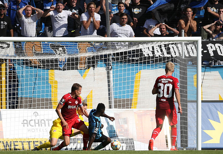 Umstrittene Szene: Mannheims Kevin Koffi liegt - wohl knapp im Abseits - am Boden vor dem Würzburger Tor. Der Ball geht an den Kickers-Akteuren (von links) Sebastian Schuppan, Torhüter Eric Verstappen und Benjamin Rhein vorbei ins Tor. Schiedsrichter Aarne Arnik verweigerte edem treffer jedoch die Anerkennung.