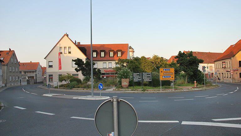 Staatsstraße und Kreisstraße treffen aufeinander. Dazwischen befindet sich die geplante Verkehrsinsel des Einbahnrings. Der Blick fällt direkt auf die Stelle, an der der Dorfbrunnen entstehen soll.