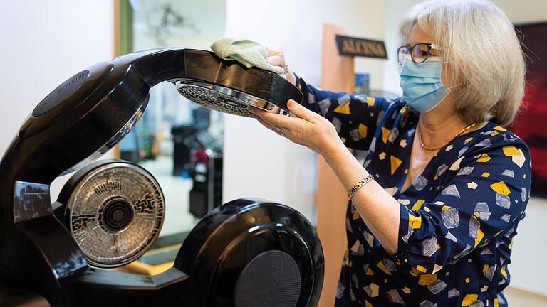 Innungsobermeisterin Margit Rosentritt reinigt einen  so genannten 'Hairmaster'. Seit 1. März dürfen die Friseure wieder Kunden empfangen.&nbsp;